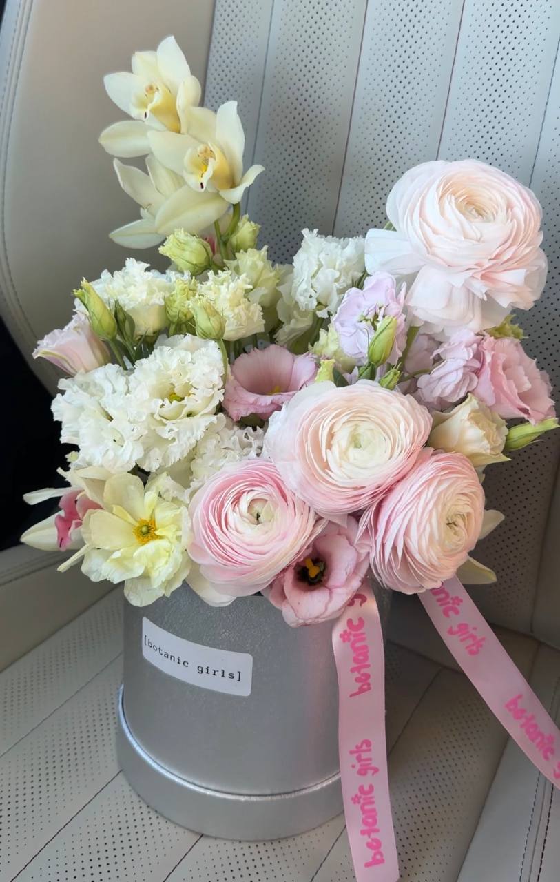 Petite Bloom Box – Pastel Palette (Florist's Choice)